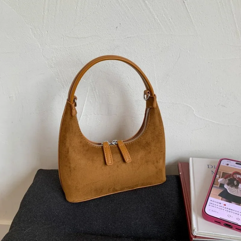 

Fashionable Women's Crossbody-Bag Made Of Fine Leather Boasting Trendy Famous Lasting Daily Look​