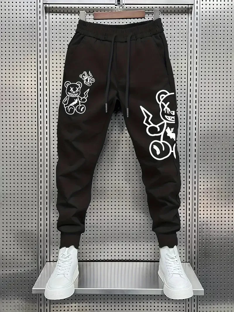 

The new men's trousers for Spring and Autumn 2025 are casual and fashionable featuring bear prints and simple outdoor wear