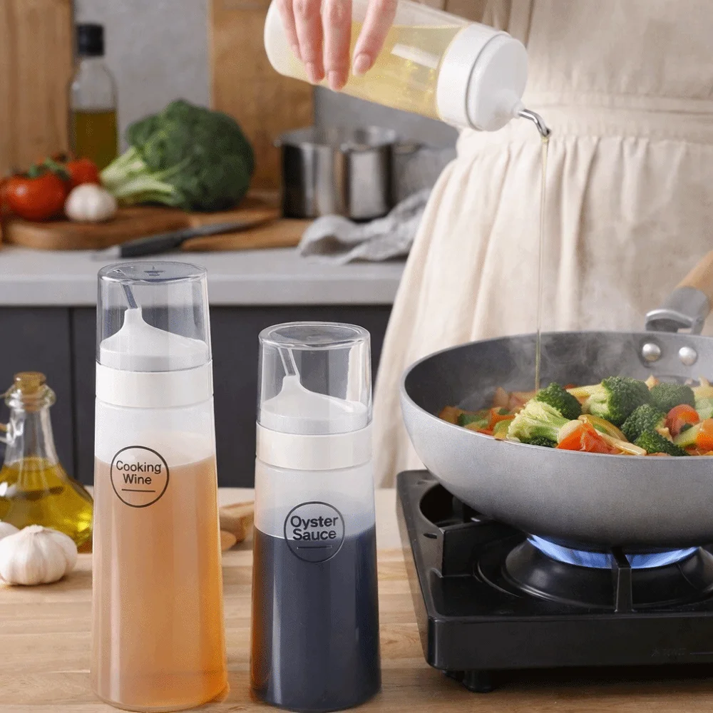 

Multi-Purpose Plastic Condiment Squeeze Bottle Leak-Proof Reusable Olive Oil Bottle with Lid Food-Grade Oil Dispenser Restaurant