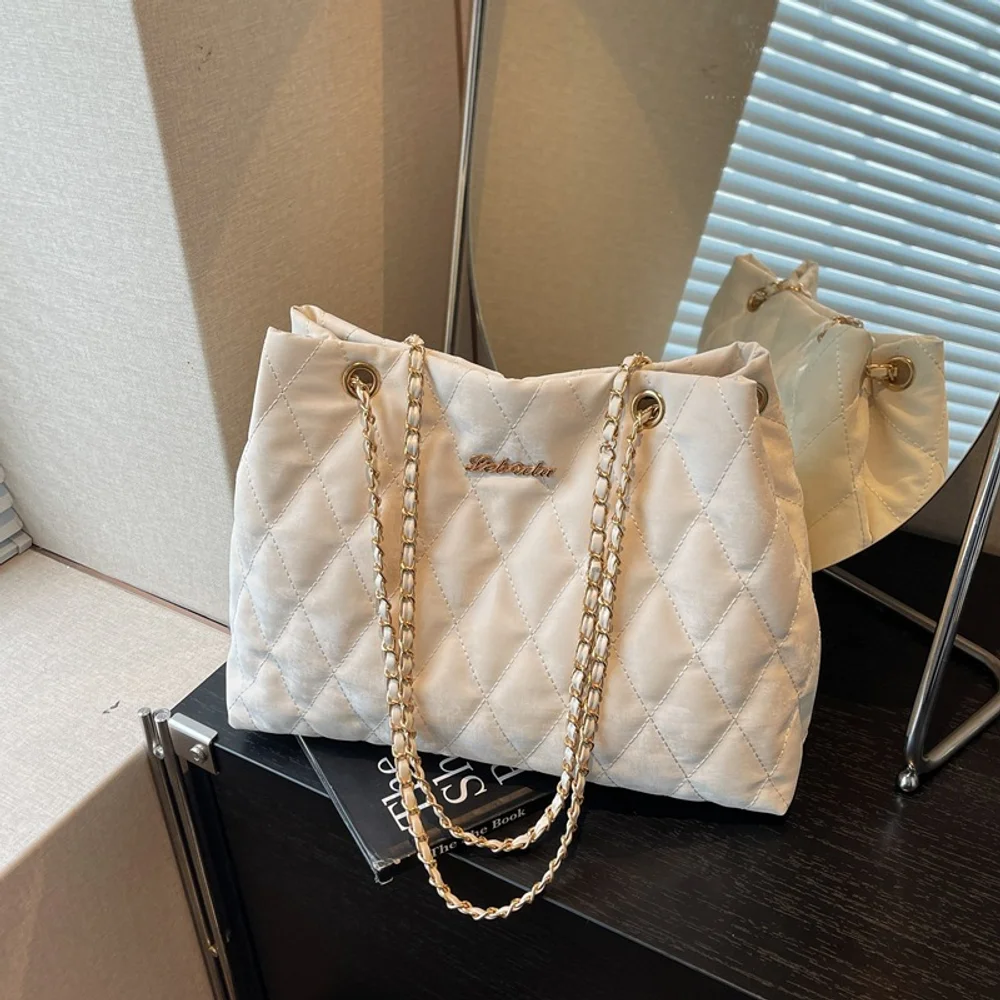 

Женская сумка 2026: новая осенняя коллекция, модный однотонный дизайн, универсальная повседневная модель с текстурой, на одно плечо, с ромбовидным узором и цепочкой