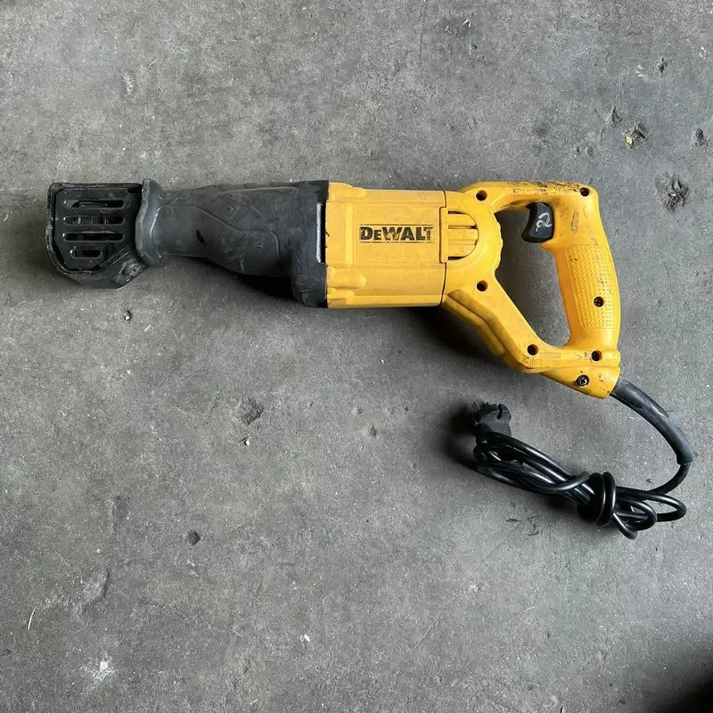 

DeWalt DW304P wired 1-1/8 inch stroke V.S. reciprocating saw 220V second-hand