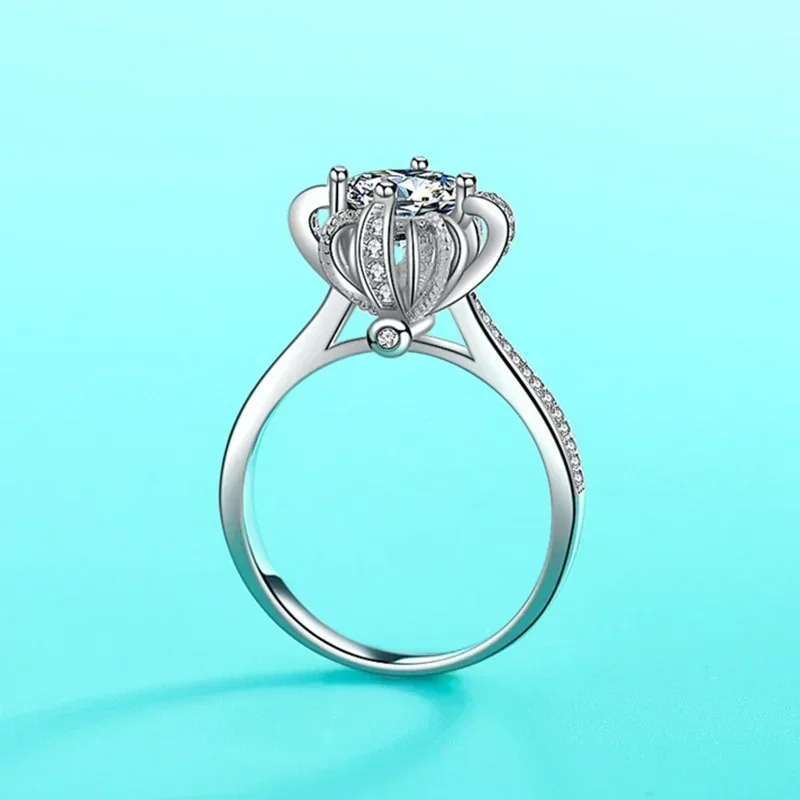

Brilliant 1CT Moissanite Crown Womens Ring Designer Jewelry, PT950 White Gold VVS1 Diamond Classic Wedding Band for Fiancee