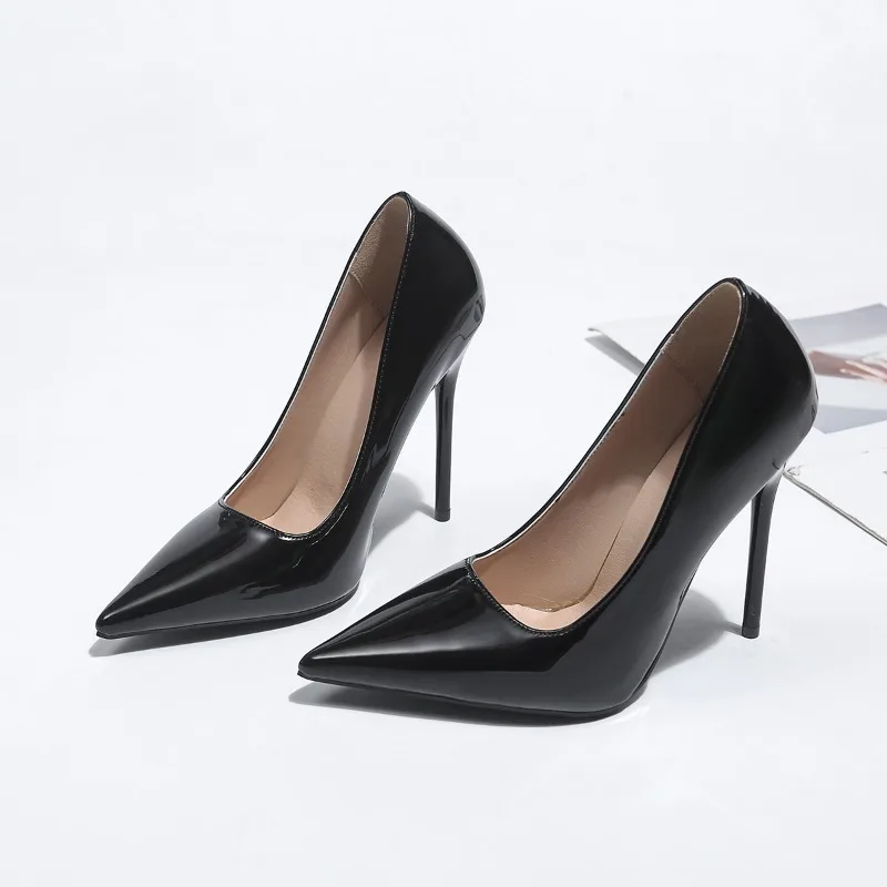 Neue klassische Damen-Sandalen aus schwarzem Lackleder mit spitzer Zehenpartie und hohen Absätzen, bequeme Slip-on-Sandalen, elegante Damen-Einzelschuhe in Übergröße