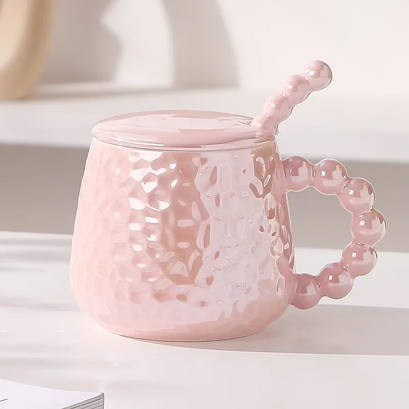 Tasse en céramique perlée colorée avec couvercle et cuillère, niveau d\'apparence élevé, petit déjeuner à la maison, lait, tasse à thé, café,