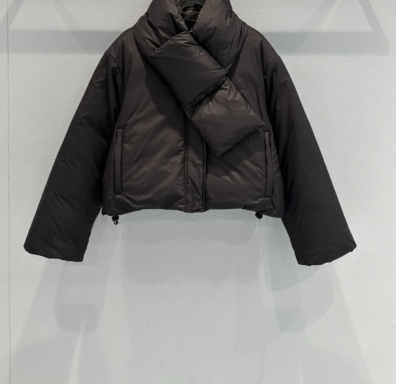 秋冬新作：胸元に刺繍された取り外し可能なスカーフ装飾、カジュアルダウンジャケット、婦人服