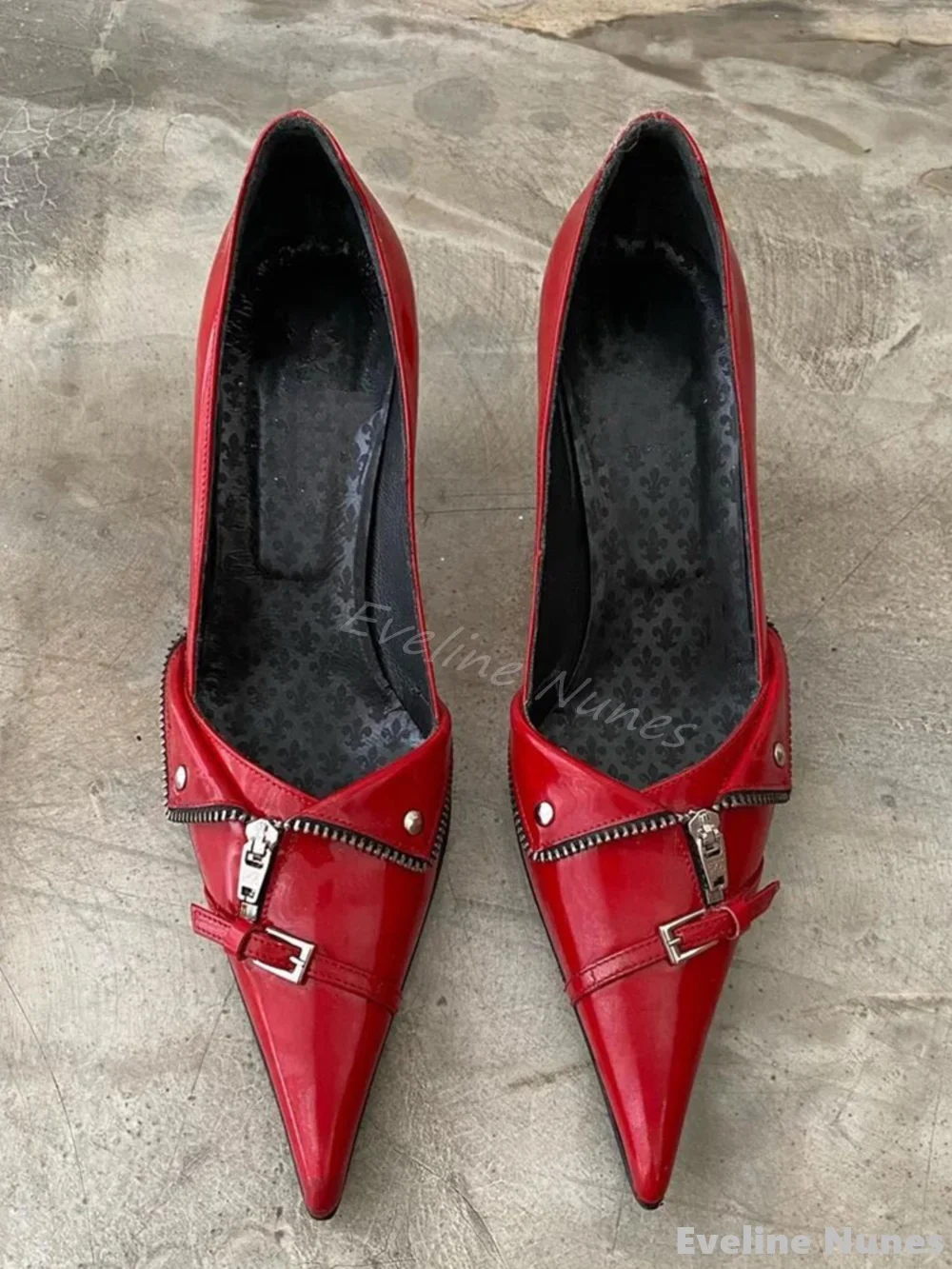 ホット-女性の先のとがったつま先のスチレットヒール,赤いパンプス,浅いリベット,ジッパー付きベルトバックル,サンダルのスリッポン,パンクデザイン,新しいファッション