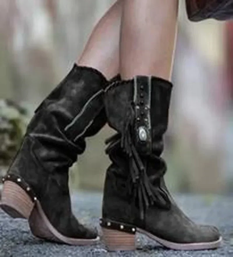 Botas bohemias a media pantorrilla para mujer, botas étnicas con borlas y remaches, zapatos de tacón grueso puntiagudos de gamuza sintética, novedad