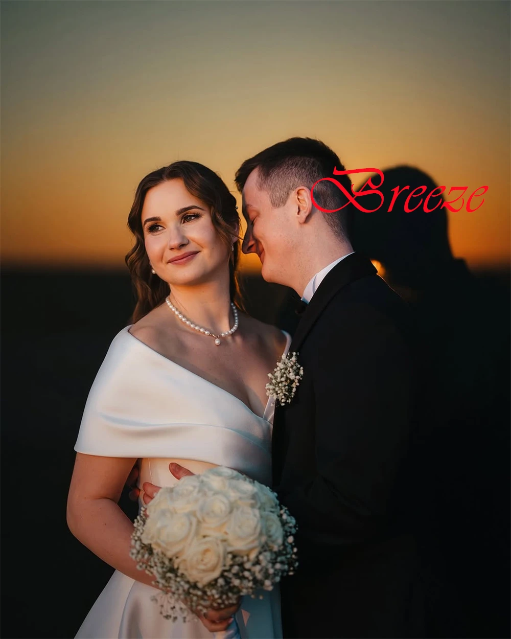 ที่กําหนดเอง Elegant สีขาวซาตินชุดแต่งงานประณีต V คอชุดเจ้าสาวปิดไหล่แขนสั้น Chapel Train ชุด