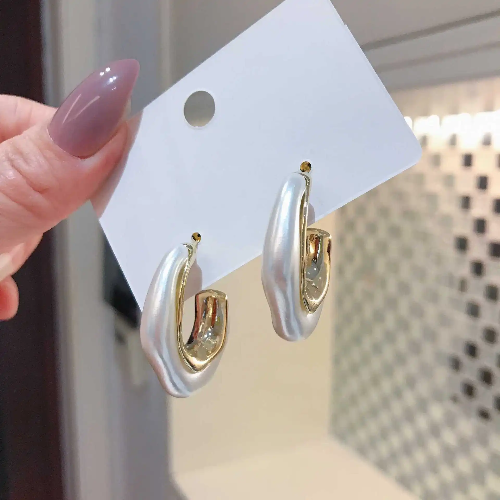 Golden Twist Imiation Pearl Drop Earrings for Women Irregular Geometry C Shape Dangle Earrings Party Retro Statement Jewelry