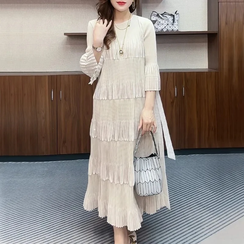 เดรสพลีทผู้หญิงแบบใหม่: เดรสทรงเสื้อยืดหลวมๆ ดีไซน์หรูหรา พร้อมพู่ห้อยและชายกระโปรงแบบหลายชั้น ไซส์ใหญ่ ช่วยพรางหุ่น ให้ลุคผู้ใหญ่สง่างาม (w1825)