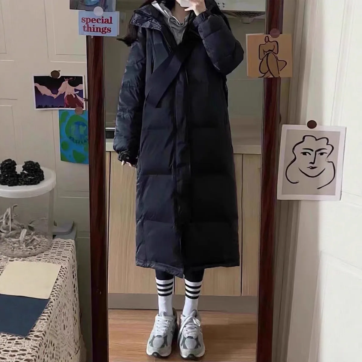 2025 Nuovo dramma cinese Piumino da donna stile lungo al ginocchio addensato piumino d'anatra bianca, abito da coppia per studenti