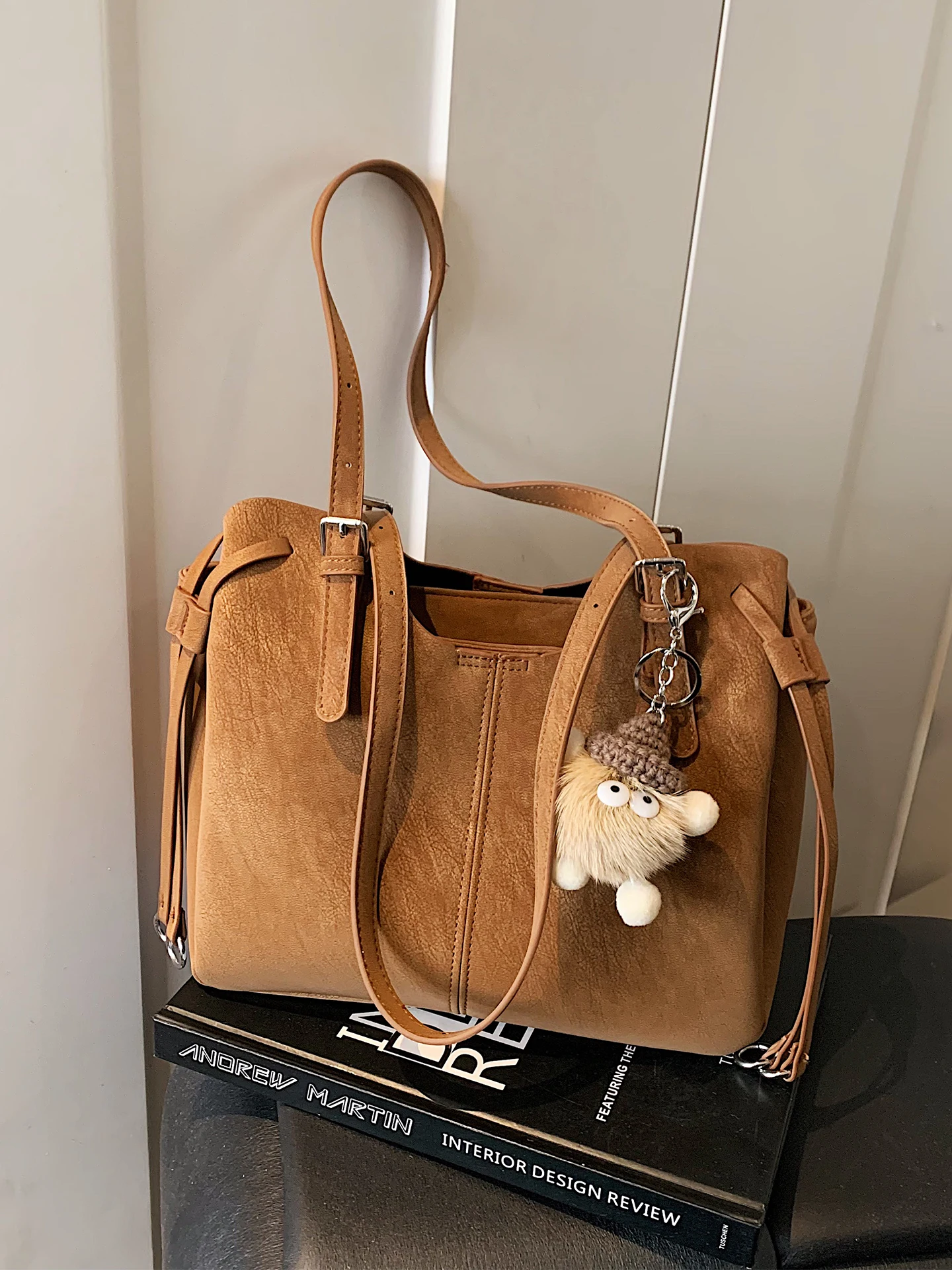 

Retro Large Capacity Commuter Tote Bag Women's 2025 New Versatile Handbag High-End Single Shoulder Bag Fashionable Arti...