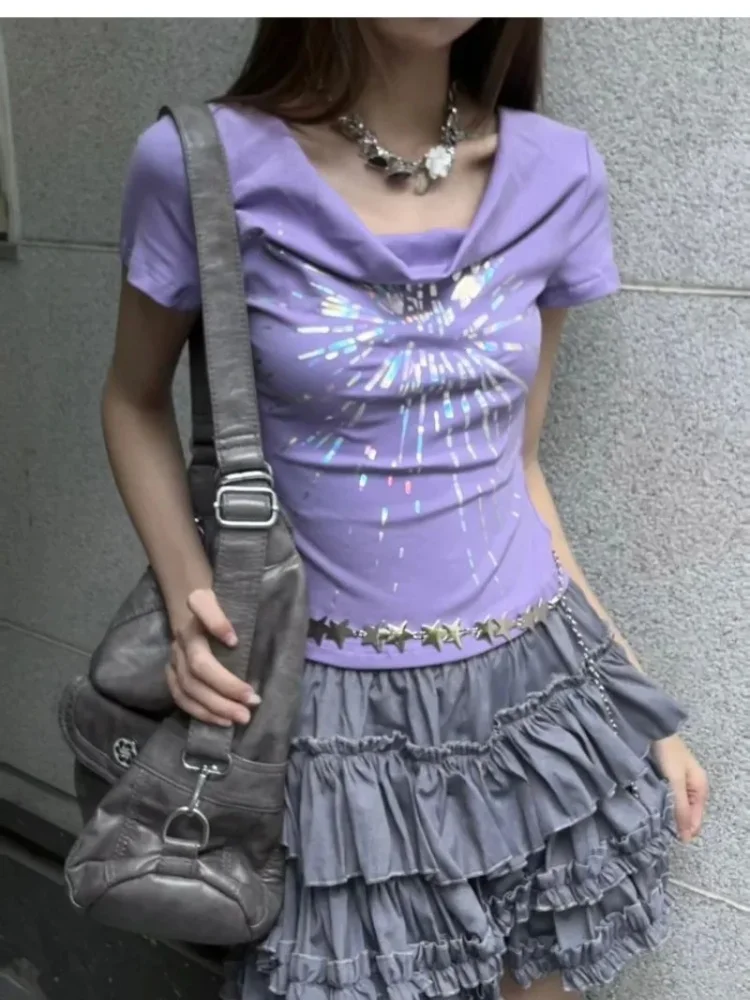 เสื้อยืดแขนสั้นพิมพ์ลายสีม่วงสำหรับผู้หญิง สไตล์หวานซ่อนเปรี้ยว ทรงเข้ารูป เอวคอด ครอปท็อป วินเทจ Y2k กรันจ์ กอธ