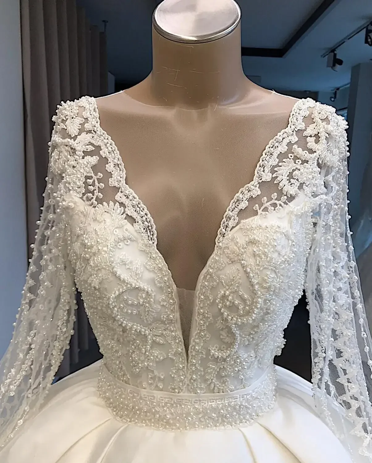 Customized  V Neck Shinny Pearls Lace A-line Wedding Dress Sweep Train Vestidos De Noiva Luxury Full Sleeves Bridal Gown