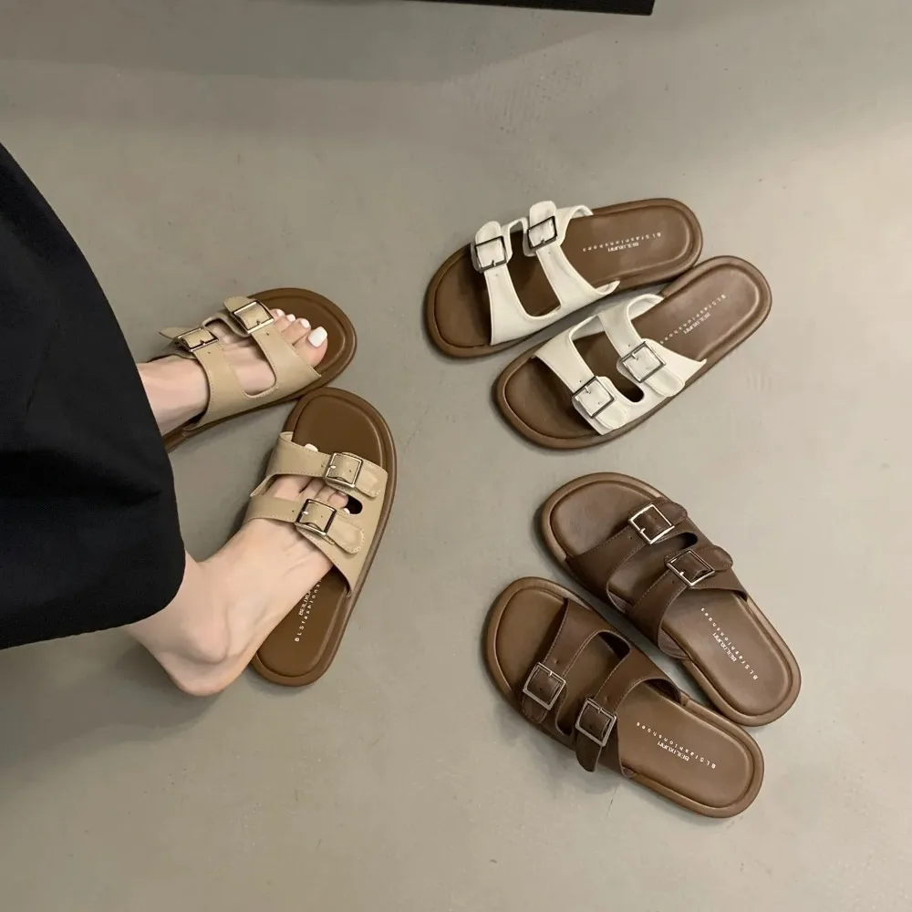 2024 Nowe letnie płaskie kapcie damskie Casual Beach Double Buckle Non-slip Outside Pu Leather Slip on Slides Brown Shoe dla kobiet