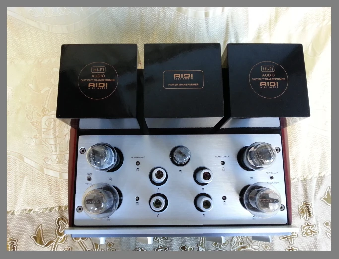 

8W*2 HM 300 SE pure hand-built tube amplifier, Frequency response: 18Hz~32kHz, 300B*2, 12AX7*2, 12AU7*2, 6SN7*1 5Z3PA*2