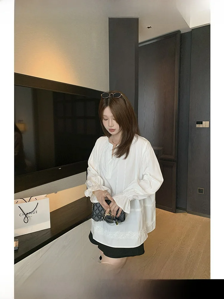 

Женская блузка больших размеров в корейском стиле с кружевными вставками и полосками, стройнящий топ для полных женщин, осенняя универсальная модель из смесового хлопка с длинным рукавом