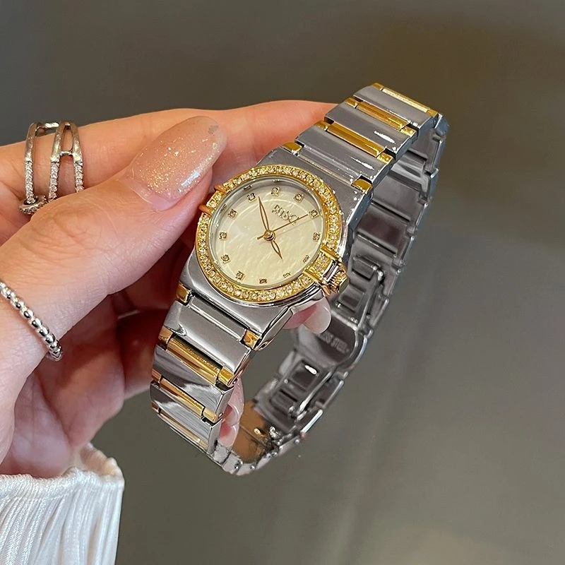 2025 جديد ضوء فاخر المتخصصة أنيقة السيدات ساعة الماس أنيق الراقية حزام ناقل من الفولاذ الاتجاه عادية ساعة كوارتز هدية عيد ميلاد