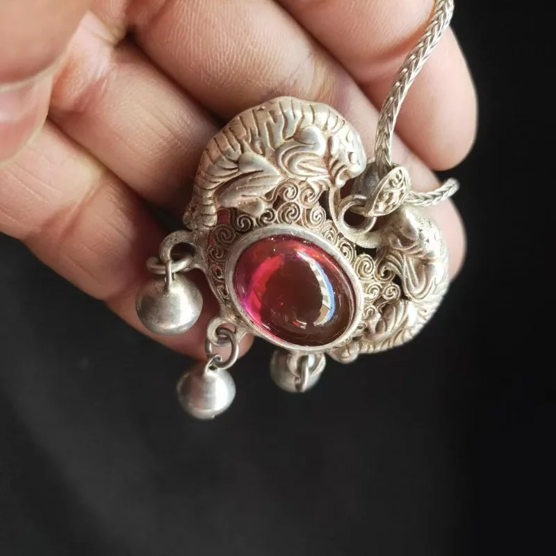 

Exquisite, classic and fashionable Tibetan silver inlaid diamond long-lasting lock carving craftsmanship, a gift for friends