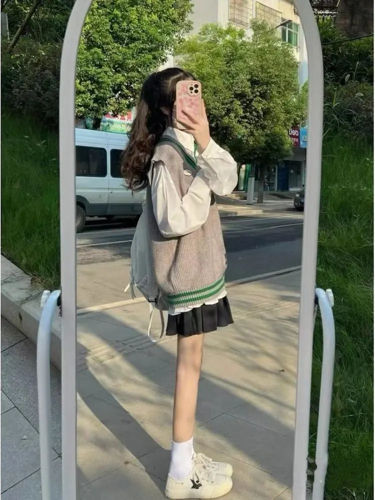 

Вязаный жилет с эффектом похудения, свитер, полосатая плиссированная юбка, комплект для женщин, осенний сезон, повседневная одежда, универсальный крой