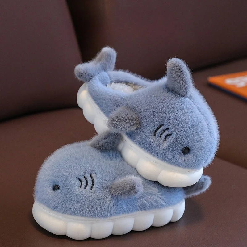 

Детские тапочки с рисунком акулы, зимние теплые хлопковые домашние тапочки на флисовой подкладке для мальчиков и девочек, уютная домашняя обувь для малышей