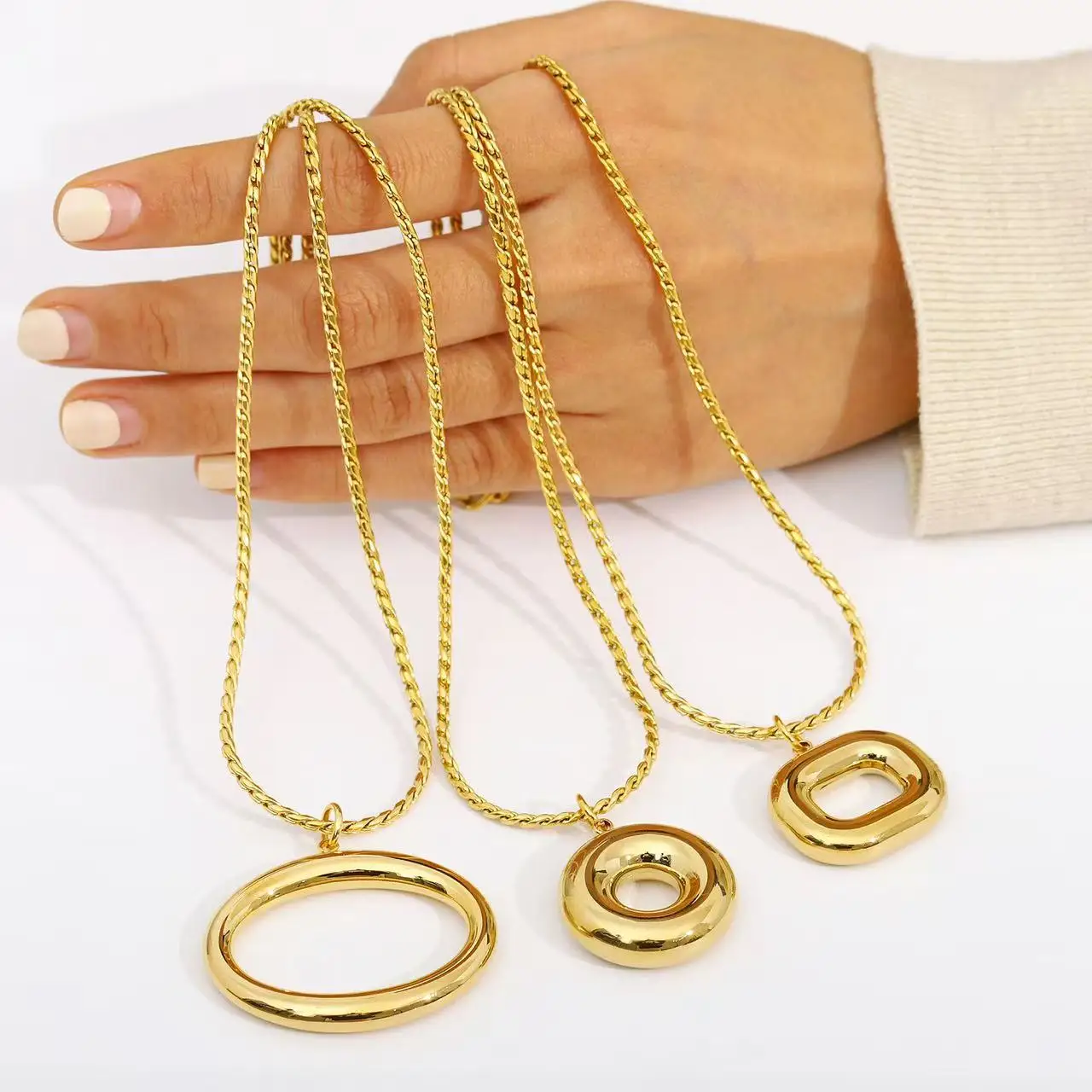 Design personnalisé et minimaliste, collier ovale pour femme en acier inoxydable avec mode ajourée, polyvalent et haut de gamme