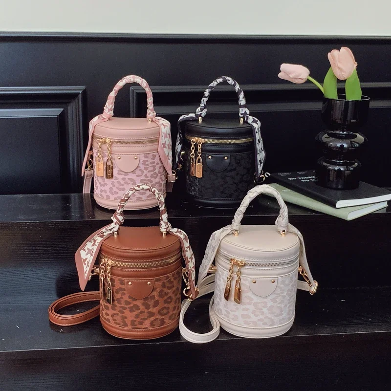 

2025 Fashion Versatile PU Canvas Bucket Shoulder and Crossbody Bags Simple Casual Sense of Luxury Retro Handbags for Women