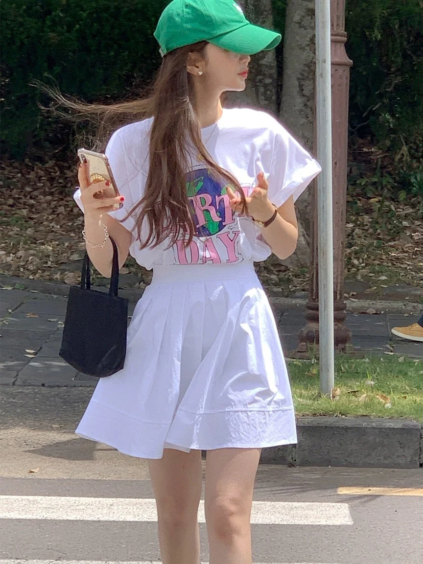 

Летний женский топ Candy Miss в корейском стиле: свободная футболка с коротким рукавом и принтом, а также юбка-полусолнце.