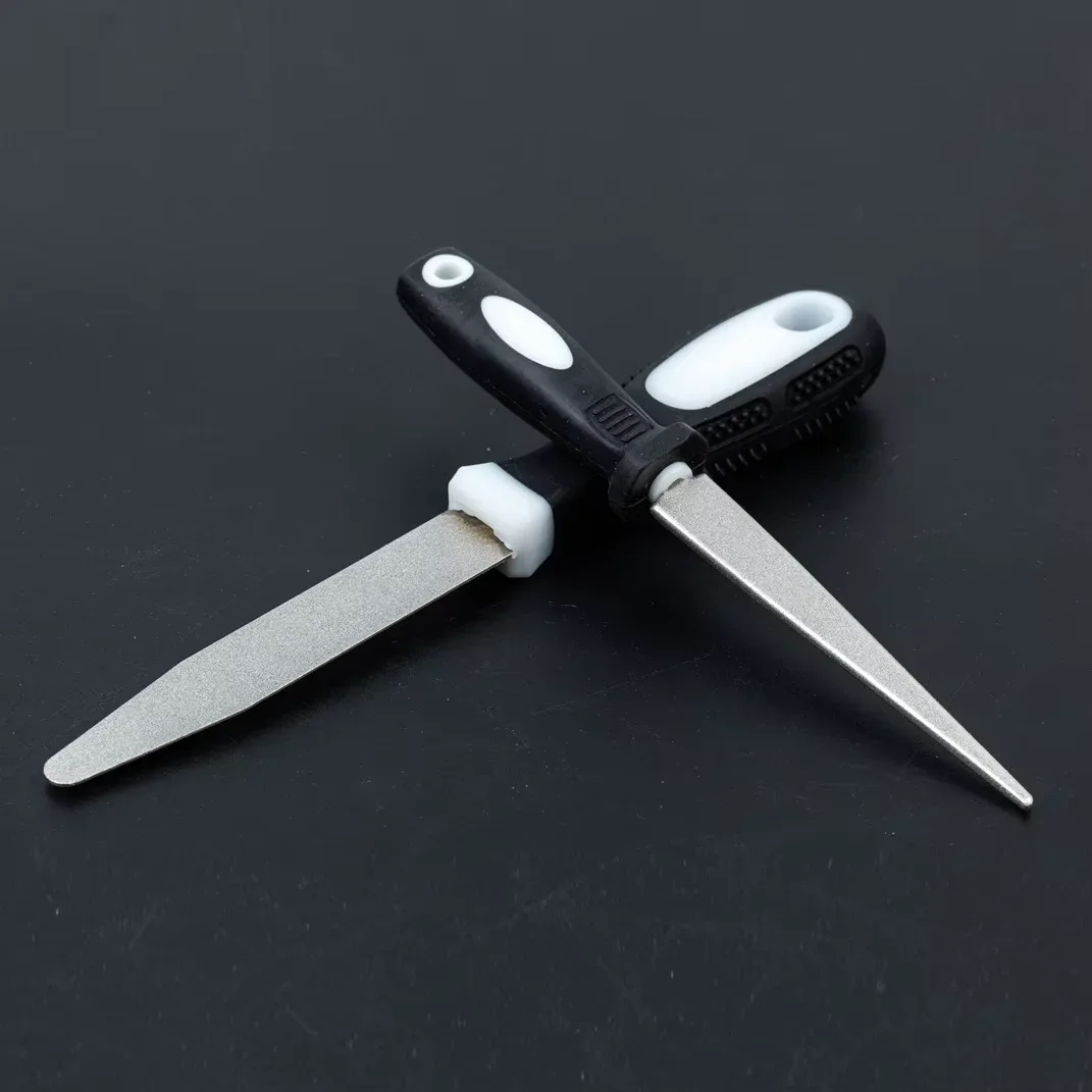 Afilador de cuchillos con piedra de diamante, diseño de doble cara (un lado plano, un lado curvo), agarre cómodo.