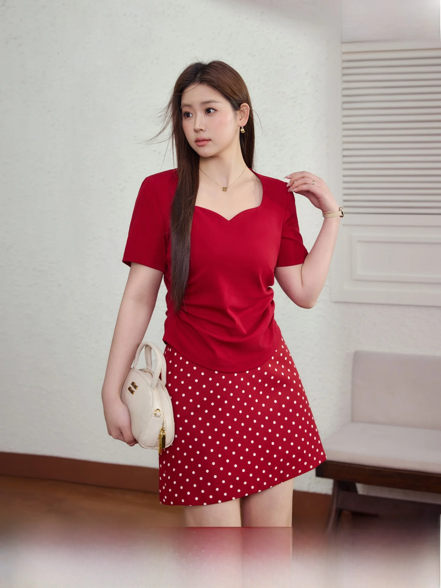 

Женская футболка больших размеров Blue Language, летняя новинка, приталенная, универсальная, скрывающая живот, с красным угловатым принтом