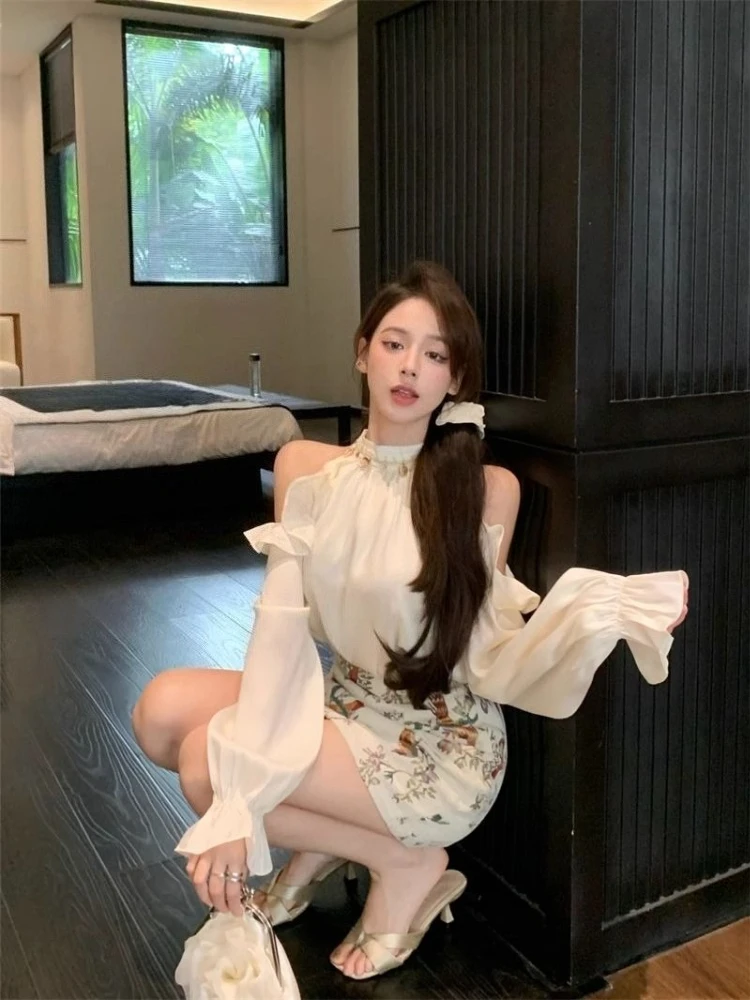 

Новинка Весна 2026: Женский сексуальный комплект из двух предметов — топ с открытыми плечами, расшитый бисером, и облегающая мини-юбка с принтом