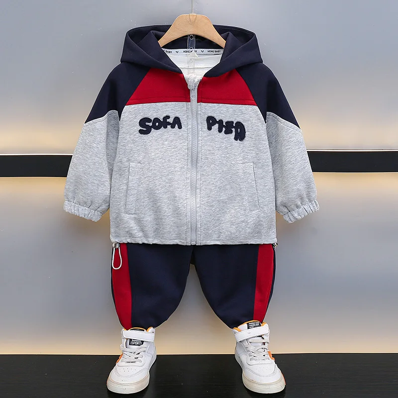

Модный спортивный костюм для мальчиков, осенняя коллекция 2025, комплект из двух предметов, уличный стиль, детская одежда из хлопка и переработанных материалов