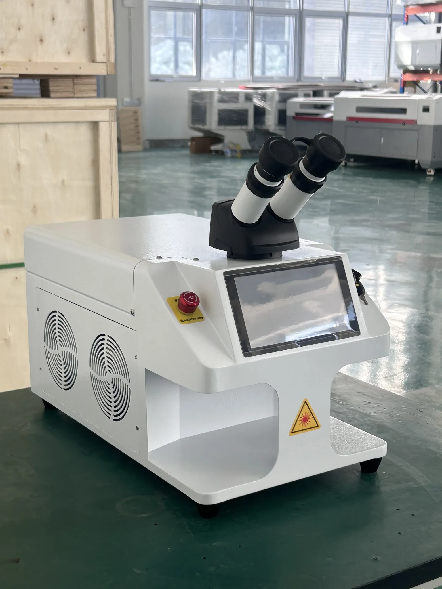 เครื่องเชื่อมเลเซอร์อัญมณี Laser Spot สําหรับเครื่องบัดกรีทองและเงิน เครื่องเชื่อมเลเซอร์จิวเวลรี่สําหรับทองคํา