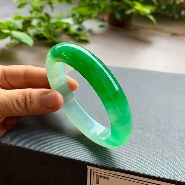 

Мьянманский нефритовый браслет класса А с плоскими полосками, плавающий солнце-зеленый лед, липкая текстура, ретро-стиль, высококачественное ощущение, отличный подарок