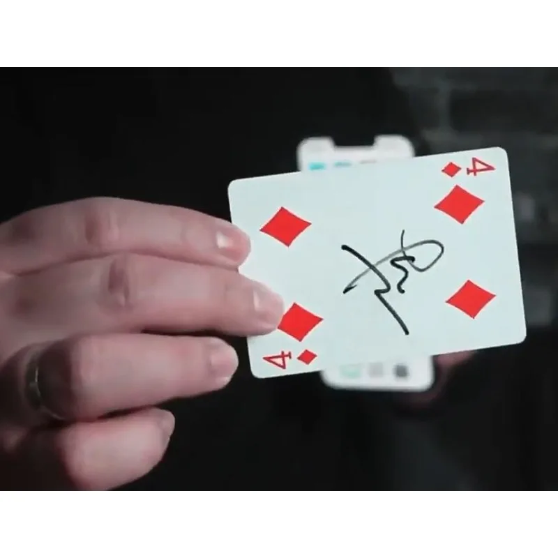 Kaart naar mobiele telefoon Close-up Goocheltrucs Visueel magisch effect Gekozen en ondertekende kaart dringt telefoon Feest Magic Show Bar Trick
