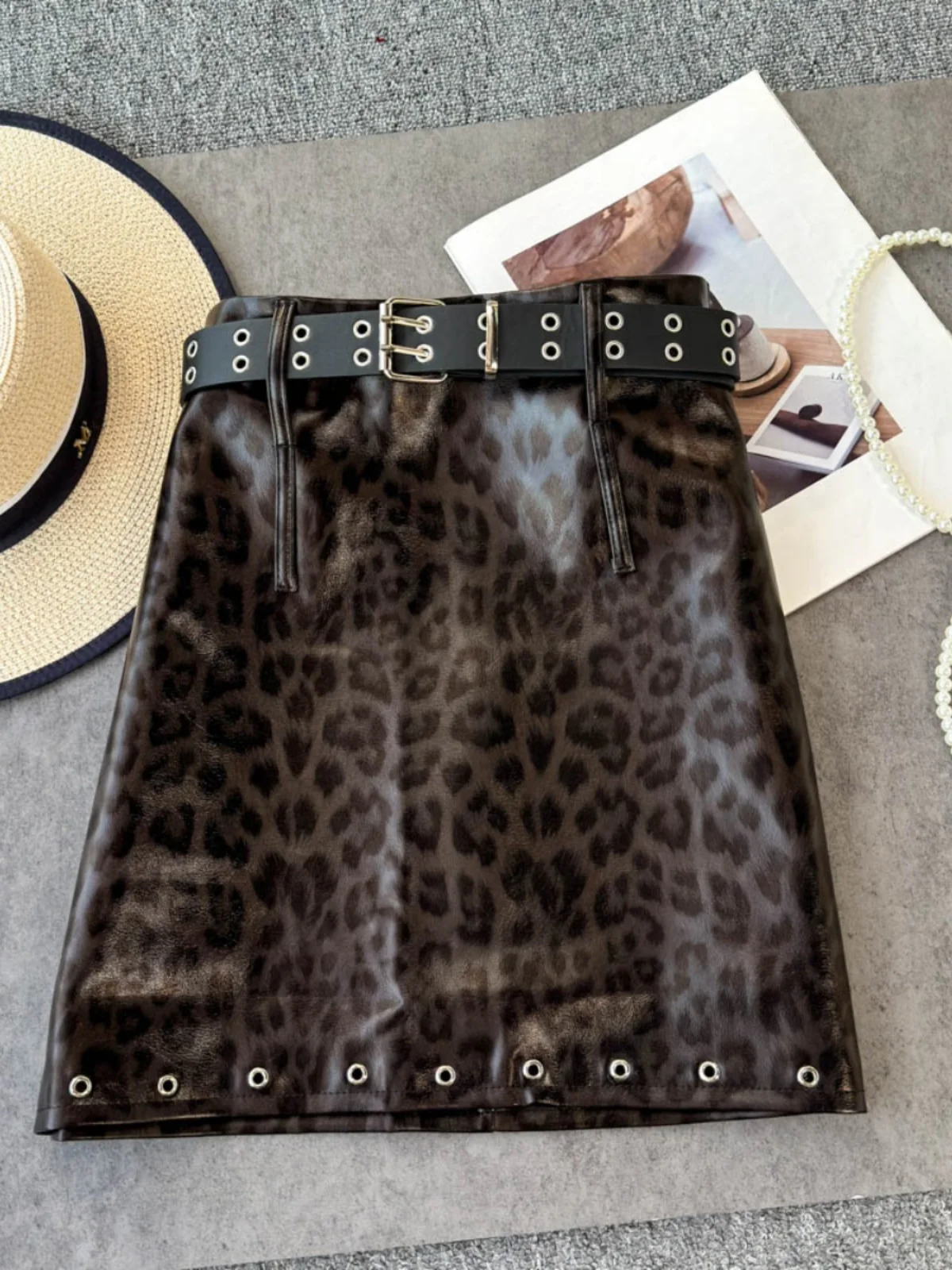 Foamlina Falda corta de cuero PU con estampado de leopardo americano para mujer otoño 2024 nueva falda envolvente de cuero adelgazante de cintura alta