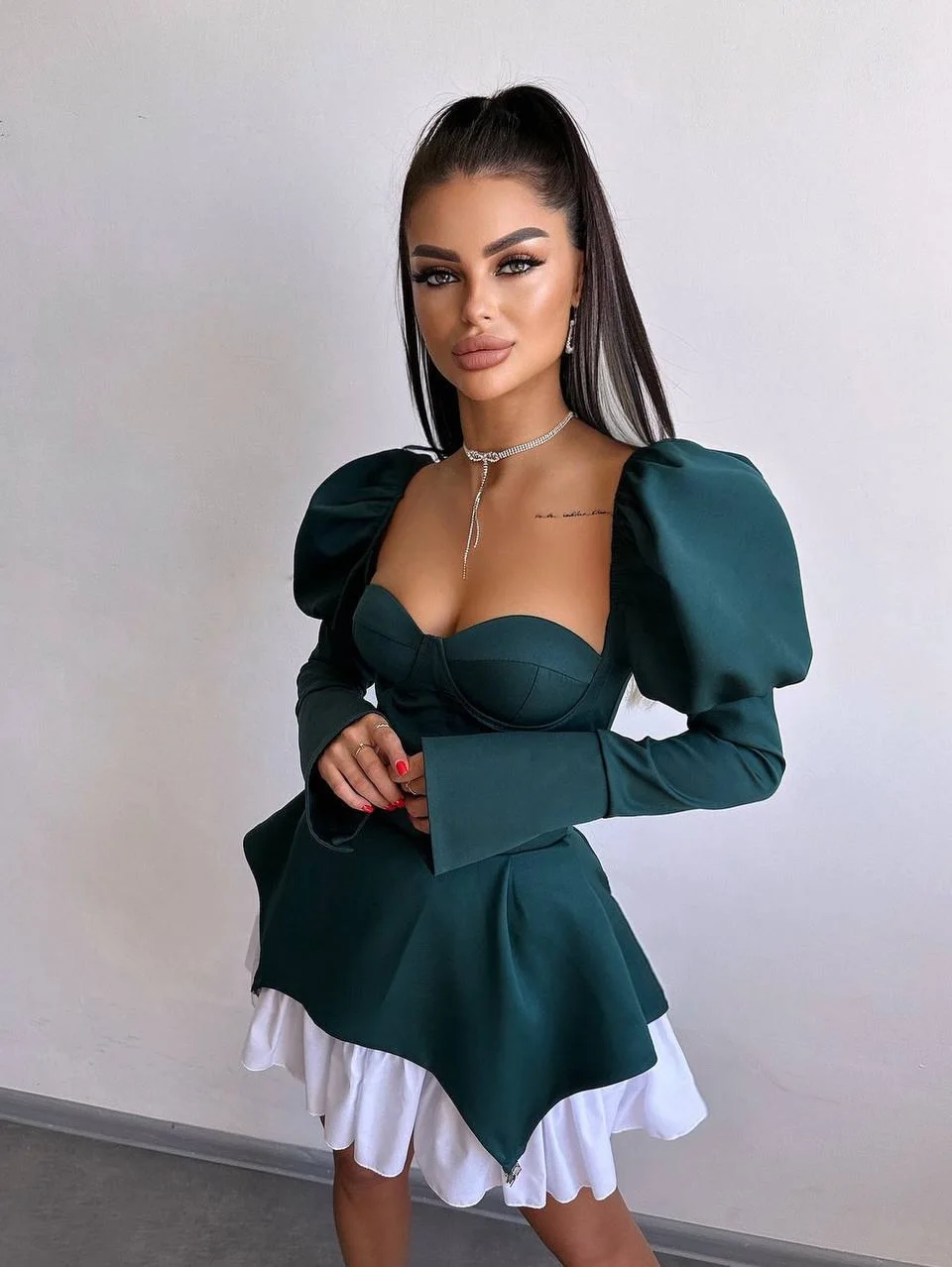 Nuevo vestido de cóctel de satén con mangas abullonadas y volantes blancos elegante Mini vestido de fiesta de graduación de tafetán para mujer vestidos de noche de verano