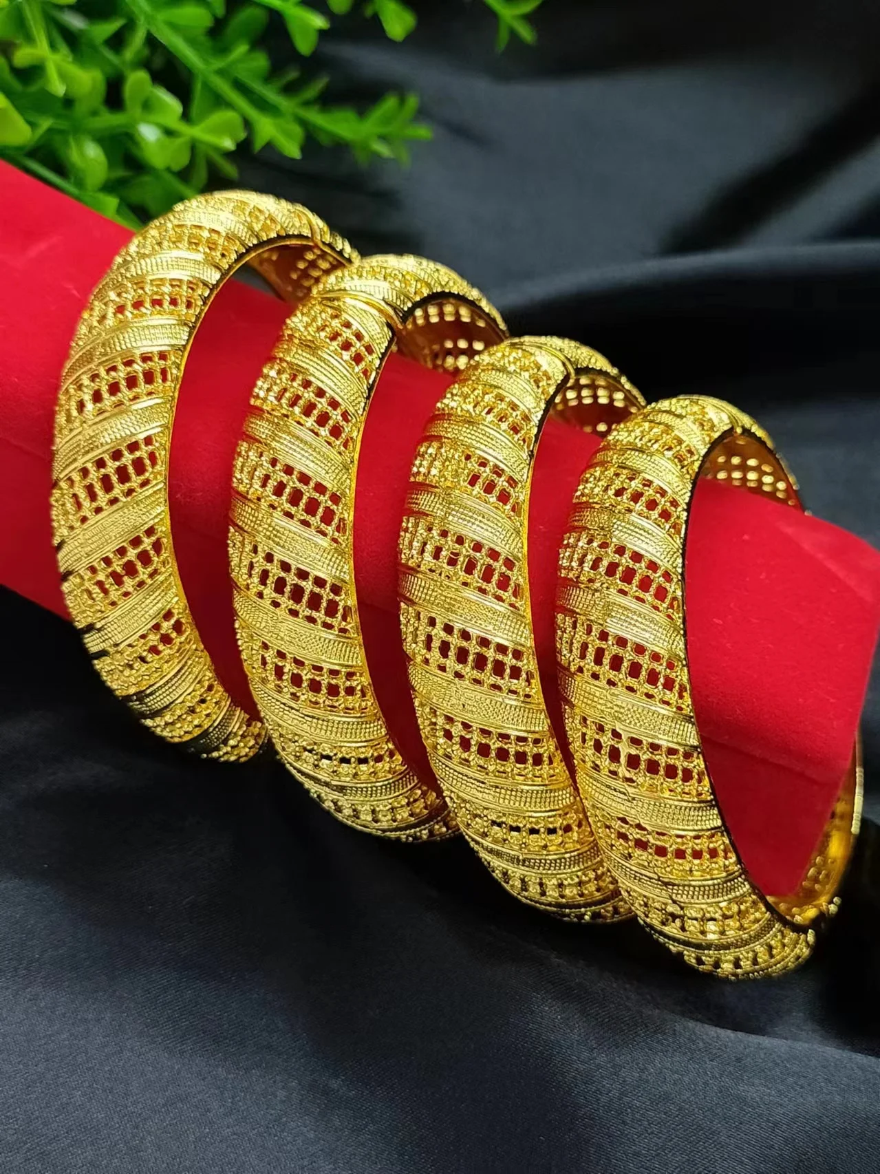 

4pcs Dubai Gold Color Bangles For Women Arabic Luxury Charm Bracelet Cuff Bangles Nigerian Wedding Jewelry Party Gifts