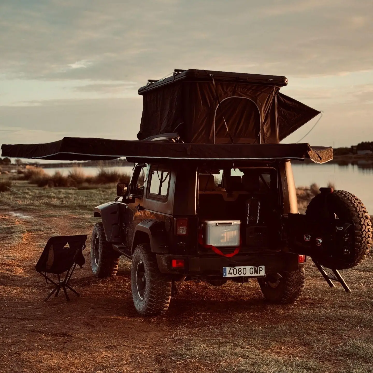 متوفر في المخزون خيمة سقف مستقيمة لشخصين لمركبات RV على الطرق الوعرة الخاصة أوتوماتيكية بالكامل قابلة للطي ونوافذ تهوية مقاومة للمطر #4