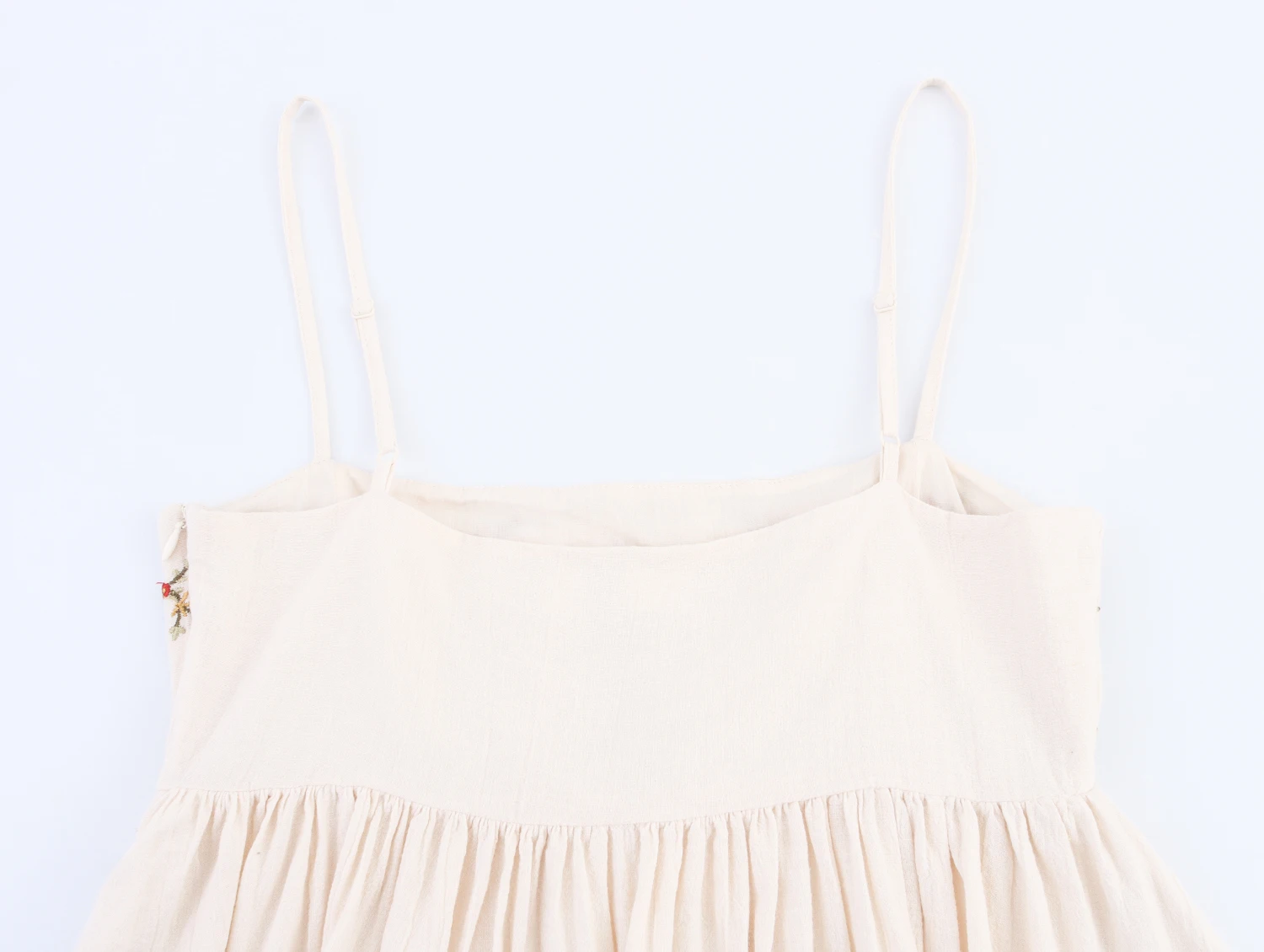 فستان نسائي صيفي جديد غير رسمي موديل 2025 بسيط ومريح من القطن الفرنسي المطرز برعم الحمالات