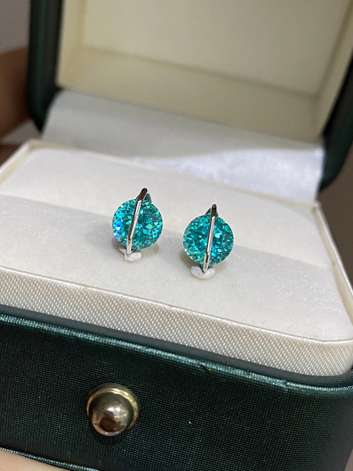 elegant-sparkling-paraiba-diamond-stud-earrings-women's-minimalist-single-diamond-silver-earrings-fashionable-jewelry