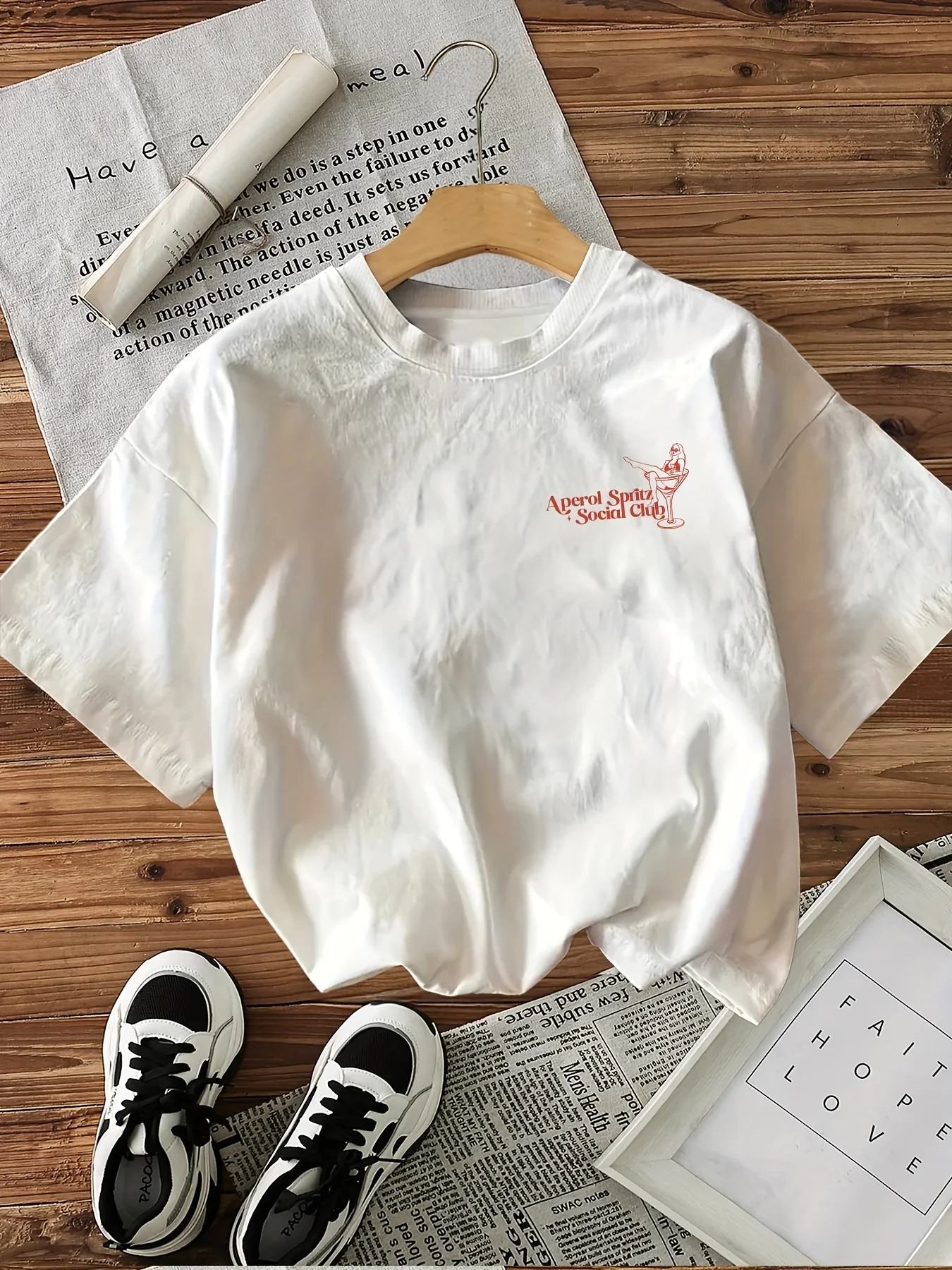 تي شيرت نسائي برسومات جرافيك كاجوال برقبة دائرية مع طباعة حروف وأكمام قصيرة بتصميم Aperol Spritz Social Club