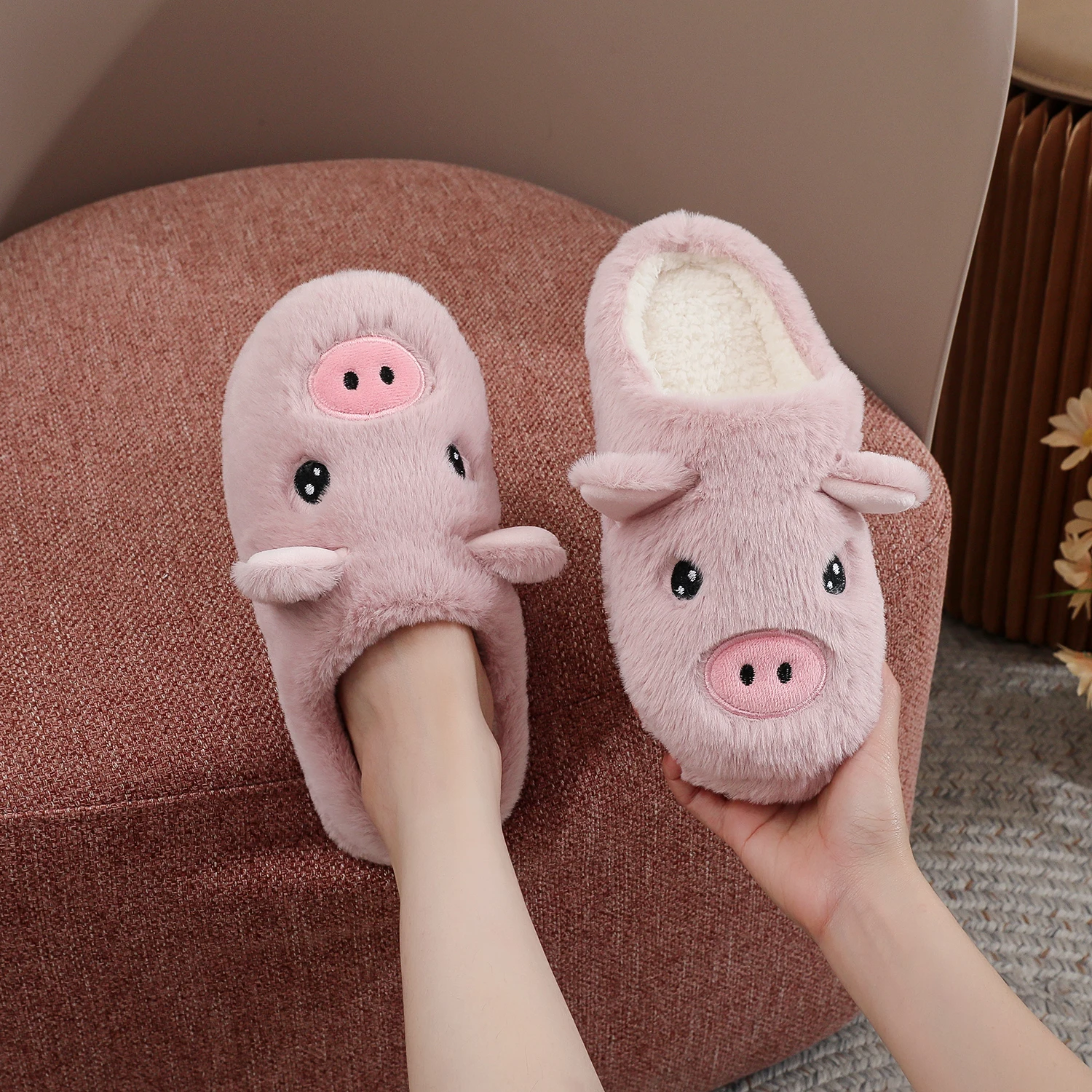 A Pair of Cute Cartoon 3D Pink Pig Plush Slippers for Women, Comfortable Furry Home Slippers with Soft Soles for the Bedroom, Cute Pig 3D Warm Non-Slip Indoor Slippers, Lightweight, Silent, and Comfortable Shoes for Women, a Top Choice for Holiday Gifts