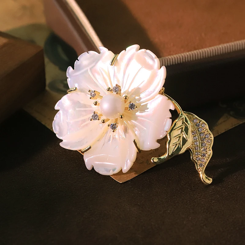 

Брошь из натурального перламутра в форме листа, ручной работы, классический дизайн, подарок, украшение для банкета, женские ювелирные аксессуары GO0014