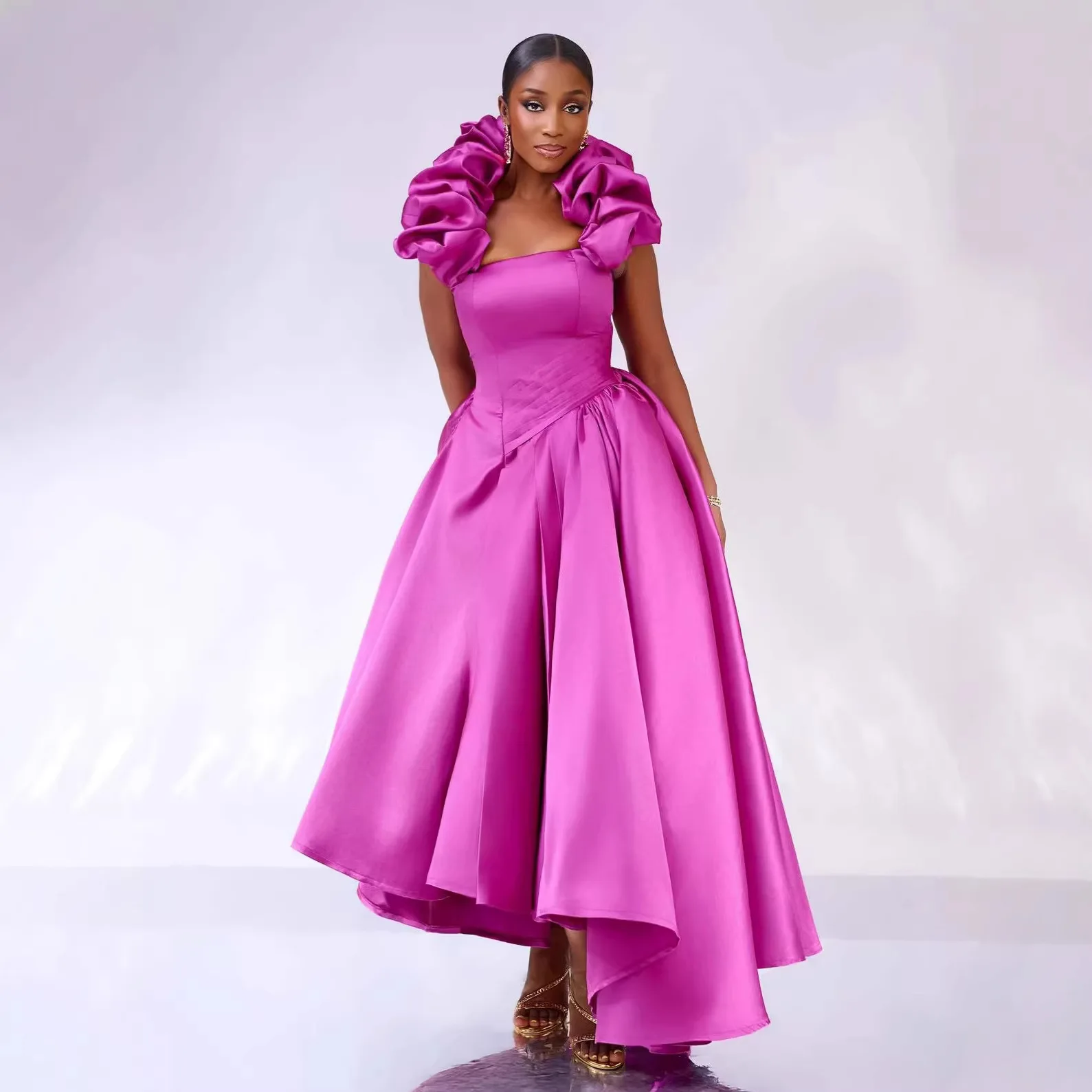 Qmansha Übergröße Maßgeschneidertes Satin-Abendkleid mit Schulterfreiem Ausschnitt, Rüschen, High-Low-Schnitt und Korsett-Rücken für Formelle Anlässe, Partys und Hochzeiten – Detail 7