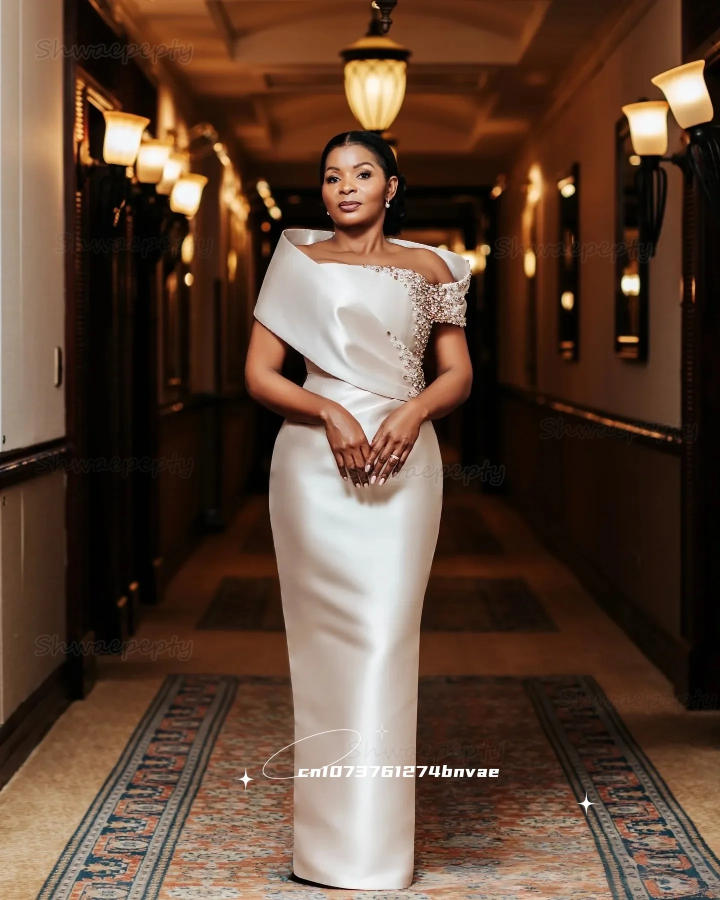 エレガントなアイボリーシース花嫁の母のドレスクリスタルビーズサテンオフショルダーウェディングゲストパーティードレスバックスリットカスタマイズ