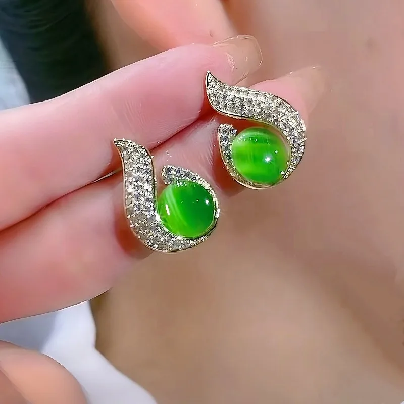 Flame‑Shape Pearl Earrings for Women, Chic Luxury‑Look Ear Ornaments for Everyday Occasions