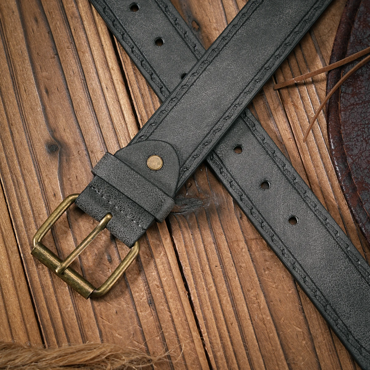 Ein passender Gürtel für Herren und Damen mit Retro-Knopfverschluss, PU-Kunstleder-Gürtel mit geprägtem Fadenmuster, lässiger Stil, vielseitig einsetzbar. – Detail 6