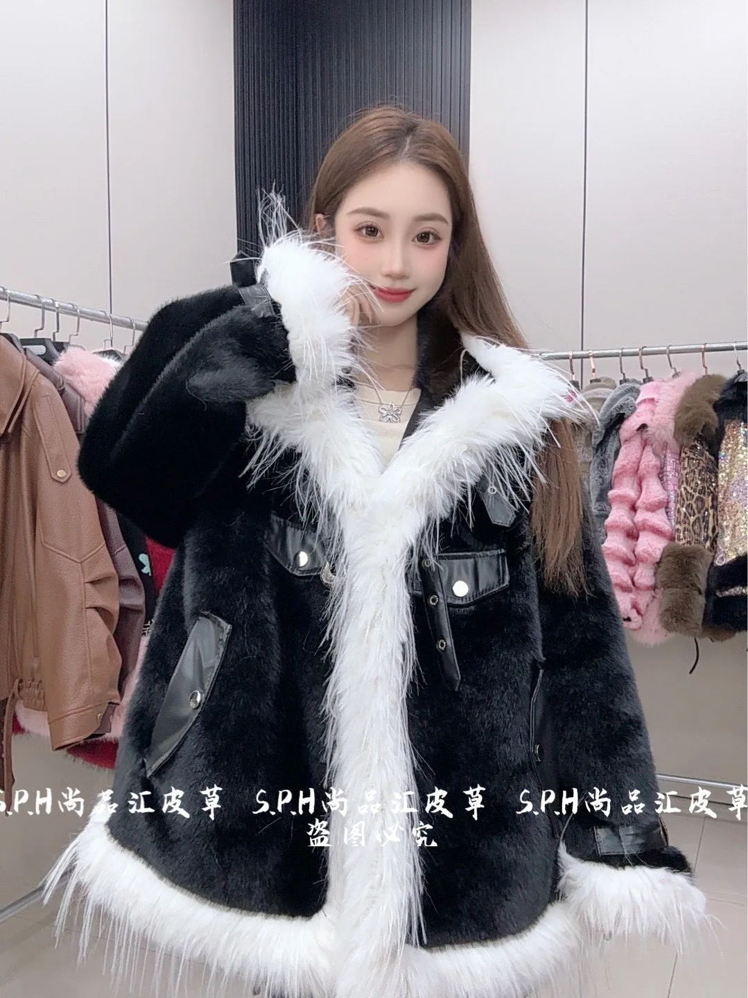 موضة سوداء قصيرة فو الفراء سترة شتاء جديد المرأة قصيرة هامش الوقوف طوق فروي معطف طويل الأكمام الدافئة معاطف مريحة