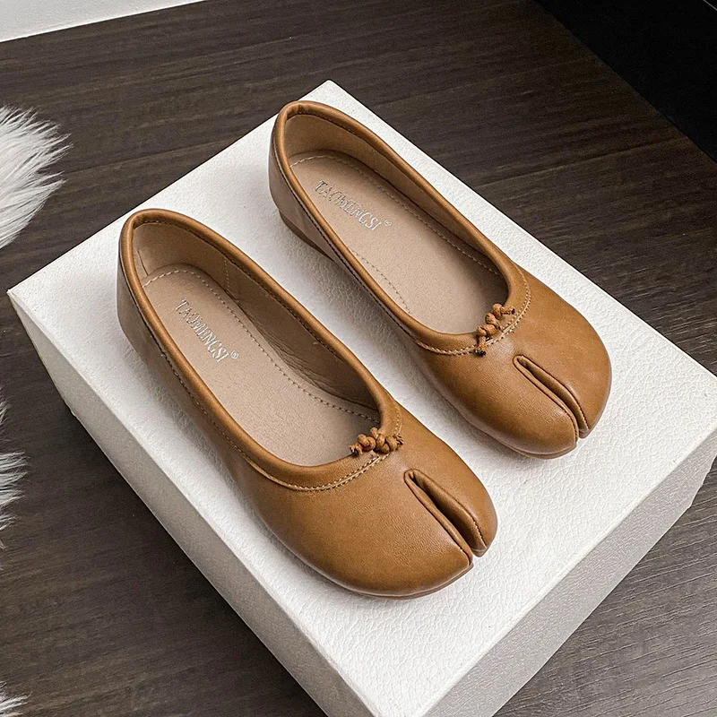Plus Size 35-43 Women Flats Split Toe Shoes Low Heel Pumps Lady Leahter Shoes Slip on Horse Hoof Female Rumex Japonicus Shoes